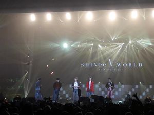 Malam Minggu Bersinar Lewat Konser SHINee World V