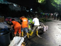 Longsor di Patra Kuningan, Petugas Lakukan Penanganan