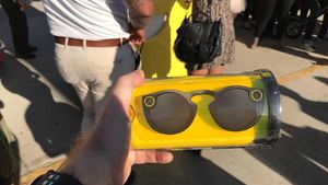 Spectacles, Kacamata Pintar Snapchat Dijual dengan Cara Unik