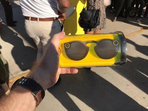 Spectacles, Kacamata Pintar Snapchat Dijual dengan Cara Unik