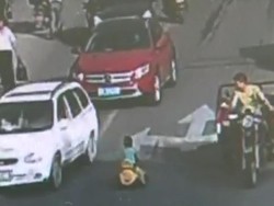 Waduh, Balita Kendarai Mobil Mainan di Jalan Raya