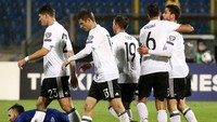Para pemain Jeman merayakan gol. Dalam pertandingan ini, gol-gol Jerman dicetak oleh Sami Khedira (1 gol), Serge Gnabry (3 gol), Jonas Hector (2 gol), dan Kevin Volland (1 gol). Sementara satu gol lagi merupakan gol bunuh diri Mattia Stefanelli. Stefano Rellandini/Reuters/detikFoto.