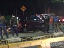 Honda Freed Tabrak Separator TransJ di Depan Mapolsek Pancoran