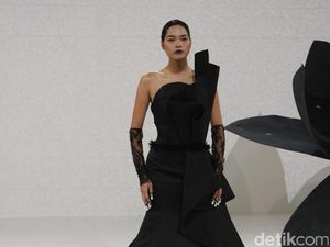 Andreas Odang Pamerkan Gaun Malam Dramatis Serba Hitam