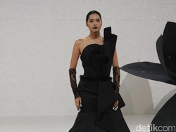 Andreas Odang Pamerkan Gaun Malam Dramatis Serba Hitam