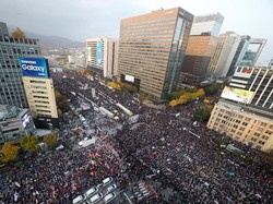 Desak Presiden Korsel Mundur, Puluhan Ribu Demonstran Penuhi Seoul