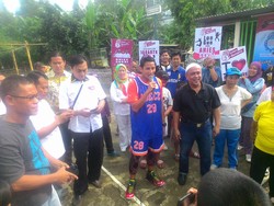 Begini Gaya Sandiaga Berkostum Basket Saat Blusukan Sapa Warga