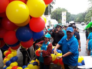 Hujan-hujan, Rini Jalan Santai Bersama Ribuan Karyawan PLN