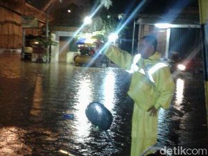 Banjir Belum Surut, Warga Perumahan Total Persada Tangerang Mengungsi