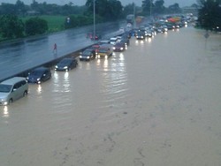 Genangan Air Belum Surut, Tol Cikampek Arah Jakarta Macet 30 Km