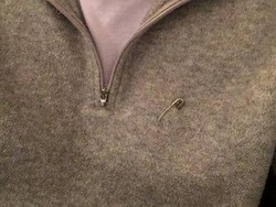 Pakai Peniti Jadi Tren di AS Pasca Donald Trump Jadi Presiden, Ada Apa?