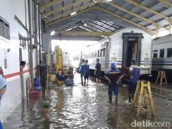 Stasiun Bandung Kebanjiran, Kereta Api Tak Bisa Masuk
