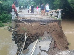 Diterjang Banjir, Jembatan Antar Kecamatan di Trenggalek Putus Total
