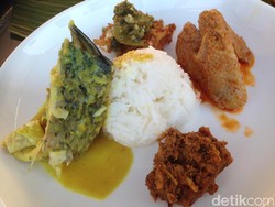 Nasi Padang dan Sate Buntel Dibagikan Gratis pada Pengunjung Festival