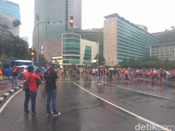 Sempat Diguyur Hujan, Warga Tetap Antusias Berolahraga di CFD