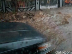Hujan Badai di Bandung, Pohon Tumbang di Jl Otto Iskandardinata