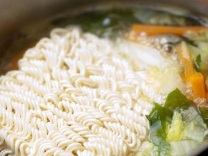 Ini yang Terjadi dalam Tubuh Saat Anda Makan Mi Instan Terlalu Banyak Ini yang Terjadi dalam Tubuh Saat Anda Makan Mi Instan Terlalu Banyak