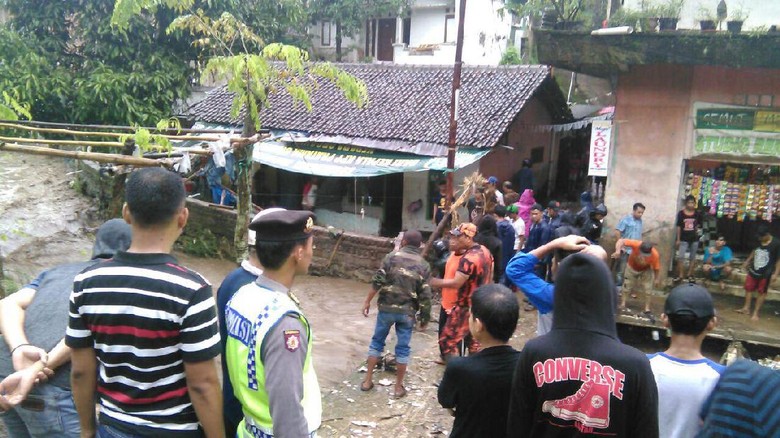 Sungai Cibereum Meluap, 14 Rumah di Gegerkalong Bandung Terendam