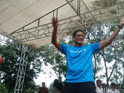 Meski Hujan, Warga Kemayoran Tetap Semangat Senam Bersama Sandiaga