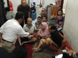 Blusukan di Tambora, Anies Baswedan Jenguk Korban Gas Meledak