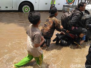 Bocah di Lokasi Banjir Rancaekek Buka Jasa Tutup Knalpot dengan Kantong Plastik