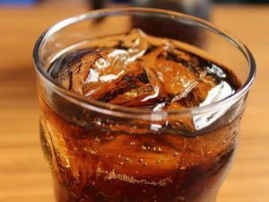 Selain Menyegarkan Jika Diminum, Ini 6 Manfaat Lain Minuman Cola