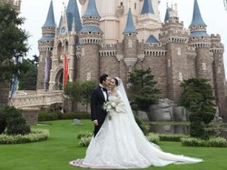 Sandra Dewi Gelar Resepsi di Disneyland, Maggie Diaz Jaga Jarak dengan Tukul