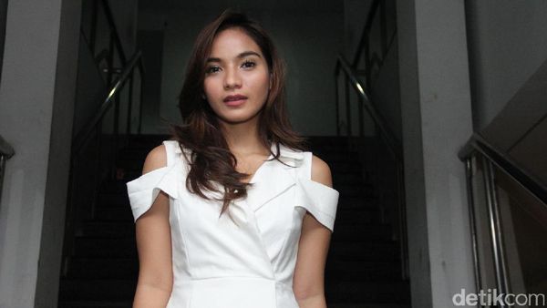 Beby Regitia Looks Like White Roses