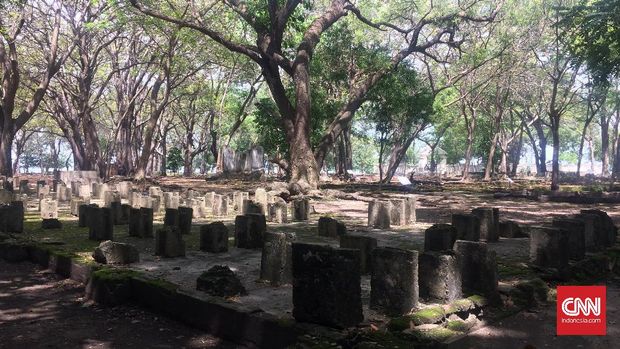 Pulau Onrust Sisa-sisa reruntuhan bangunan di Onrust. Terdapat juga tembok anti tikus untuk menangkak tikus yang mewabah saat zaman kolonial.
