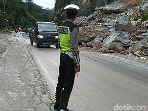 Jalan Nasional Jambi-Padang Lumpuh Total Akibat Banjir Jalan Nasional Jambi-Padang Lumpuh Total Akibat Banjir