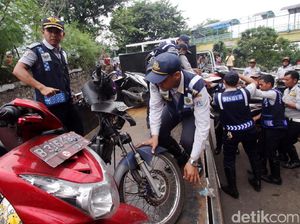Razia Parkir Liar di Tanah Abang Ricuh!