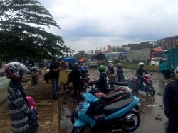 Penampakan Sejumlah Motor Mogok Usai Menerobos Banjir Rancaekek