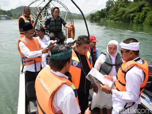 Bupati Dedi Lantik Kades di Aliran Sungai Citarum