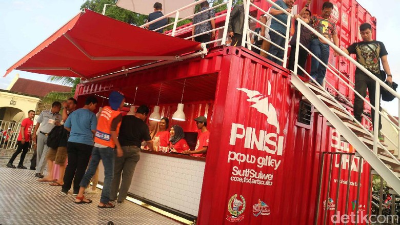 Pinisi Pop Up Gallery di depan Benteng Fort Rotterdam (Ammang/detikTravel) Pinisi Pop Up Gallery di depan Benteng Fort Rotterdam (Ammang/detikTravel)