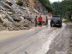 Hujan Lebat, Jalan Lintas Riau-Sumbar di Kampar Tertimbun Longsor