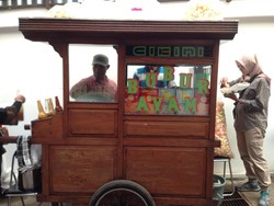 Sajian Bubur dan Kue untuk Warga yang Mengadu ke Ahok di Rumah Lembang