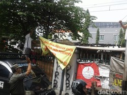 Satpol PP DKI Juga Copot Spanduk Penjarakan Ahok di Tambora