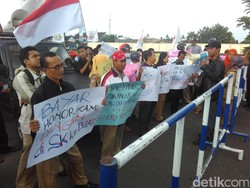 Cari Uang Tambahan, Guru Honorer Ngojek sampai Bertani