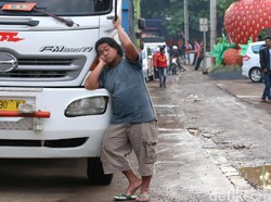 Murung dan Lelah, Ini Rona Pengemudi yang Kena Macet Belasan Jam di Rancaekek