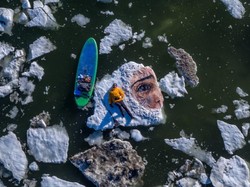 Sean Yoro Bikin Lukisan di Atas Bongkahan Es