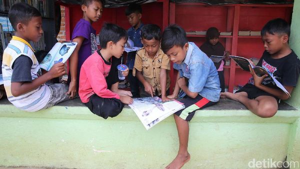 Datsun Sambangi Taman Baca Way Kanan