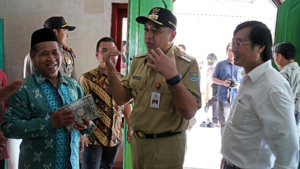 Bupati Tangerang Tinjau Program Bedah Masjid Sinar Mas Land
