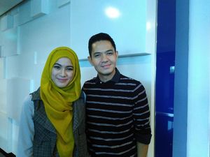 Dude Harlino Belum Mau Umbar Jenis Kelamin Anak Keduanya Dude Harlino Belum Mau Umbar Jenis Kelamin Anak Keduanya