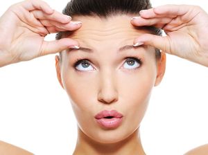 Suka Taruh Kaki di Dasbor Mobil, Wanita Ini Kehilangan Jidatnya