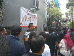 Ada Spanduk Anies Saat Blusukan di Pademangan, Agus: Ini Demokrasi