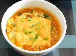 Slurpp! Buat Penghangat, Enaknya Bikin Ramen Kuah Pedas Korea dengan Lelehan Keju