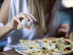 Alasan di Balik Orang yang Gemar Menambahkan Garam Tiap Kali Makan