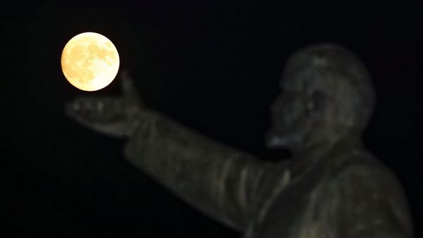 Penampakan Fenomena Supermoon Terbesar di Berbagai Negara