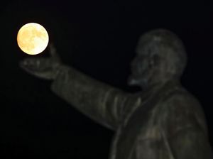 Penampakan Fenomena Supermoon Terbesar di Berbagai Negara
