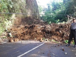 Longsor Tutup Jalan dan Timpa Rumah di Lembang